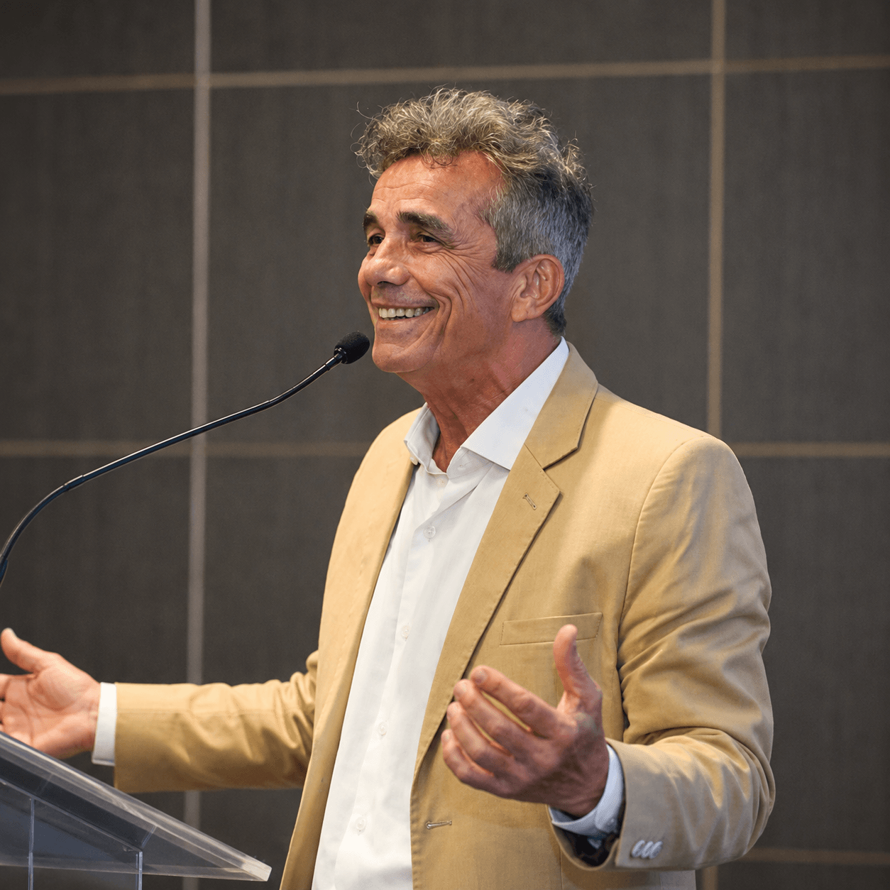 Dr. Mauro Oliveira